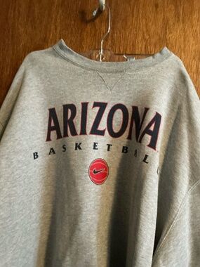 University OF Arizona Wild Cat Mens Basketball Sweater.